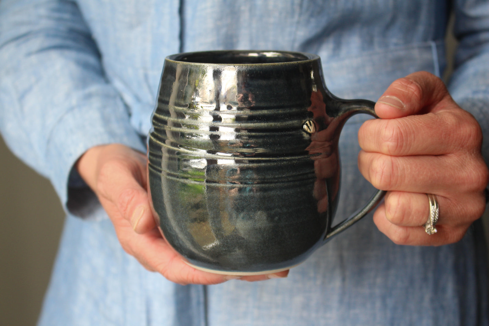 Mug in Metallic Black: Twelve
