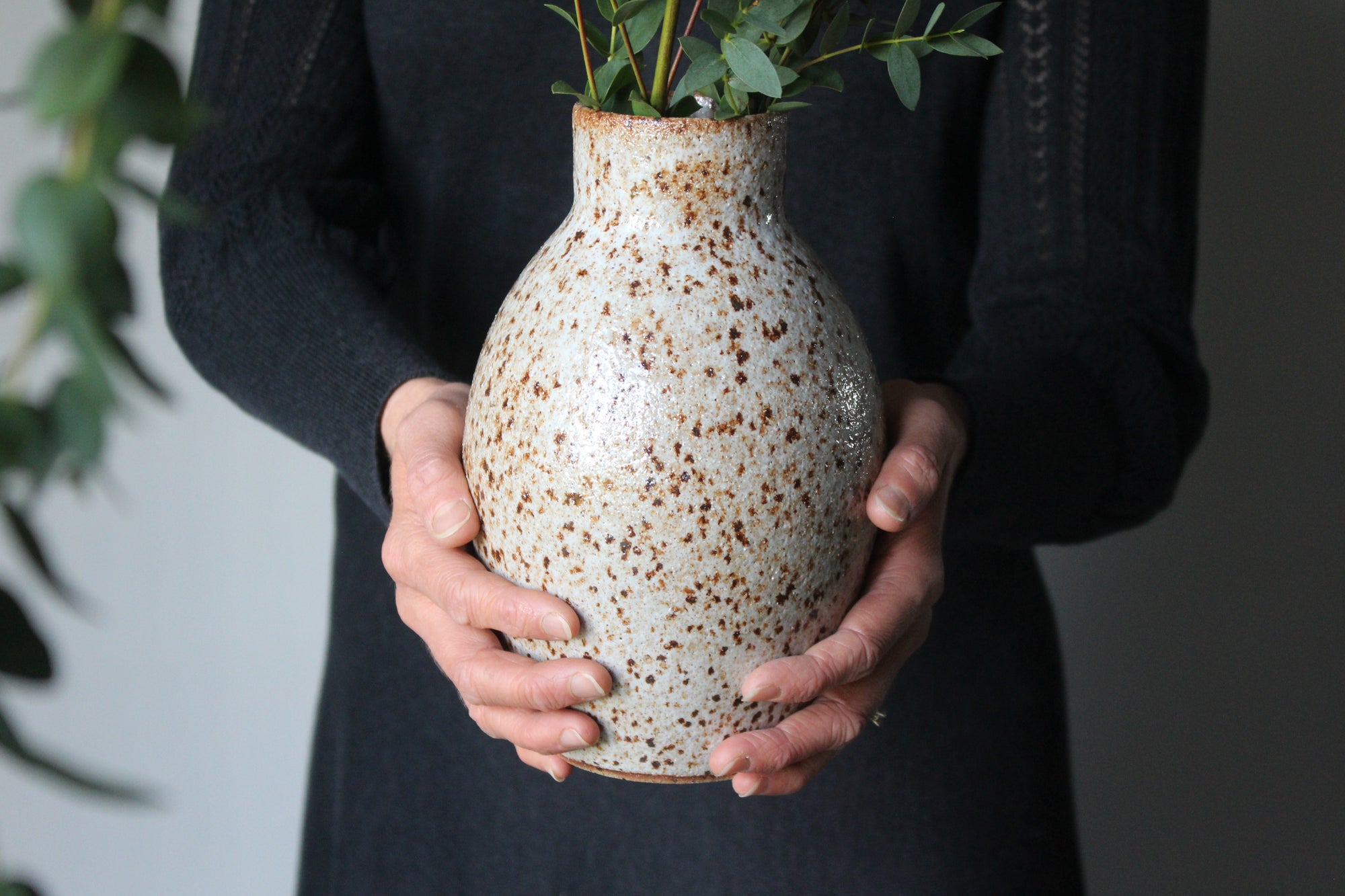 Large Vase in Speckled White: Ten