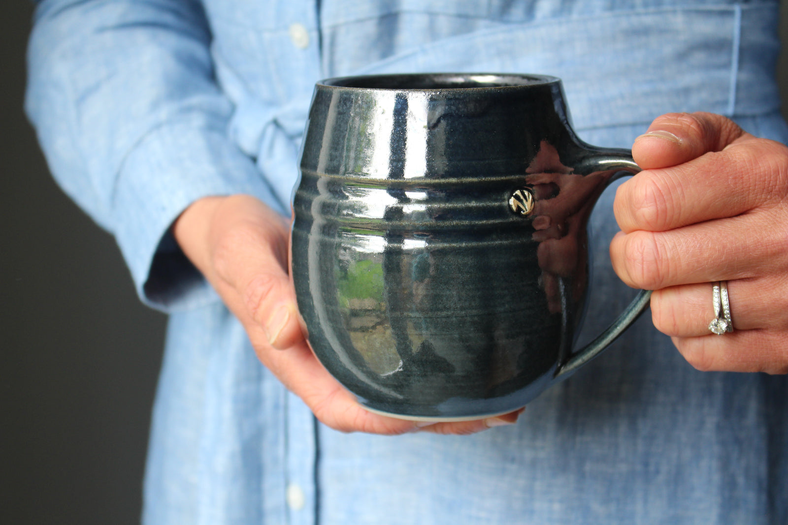 Mug in Metallic Black: Eight