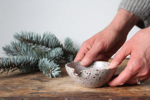 Pouring bowl in Speckled White