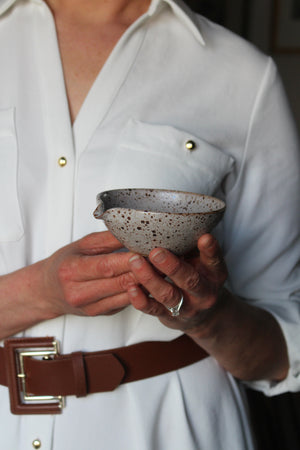 Pouring bowl in Speckled White