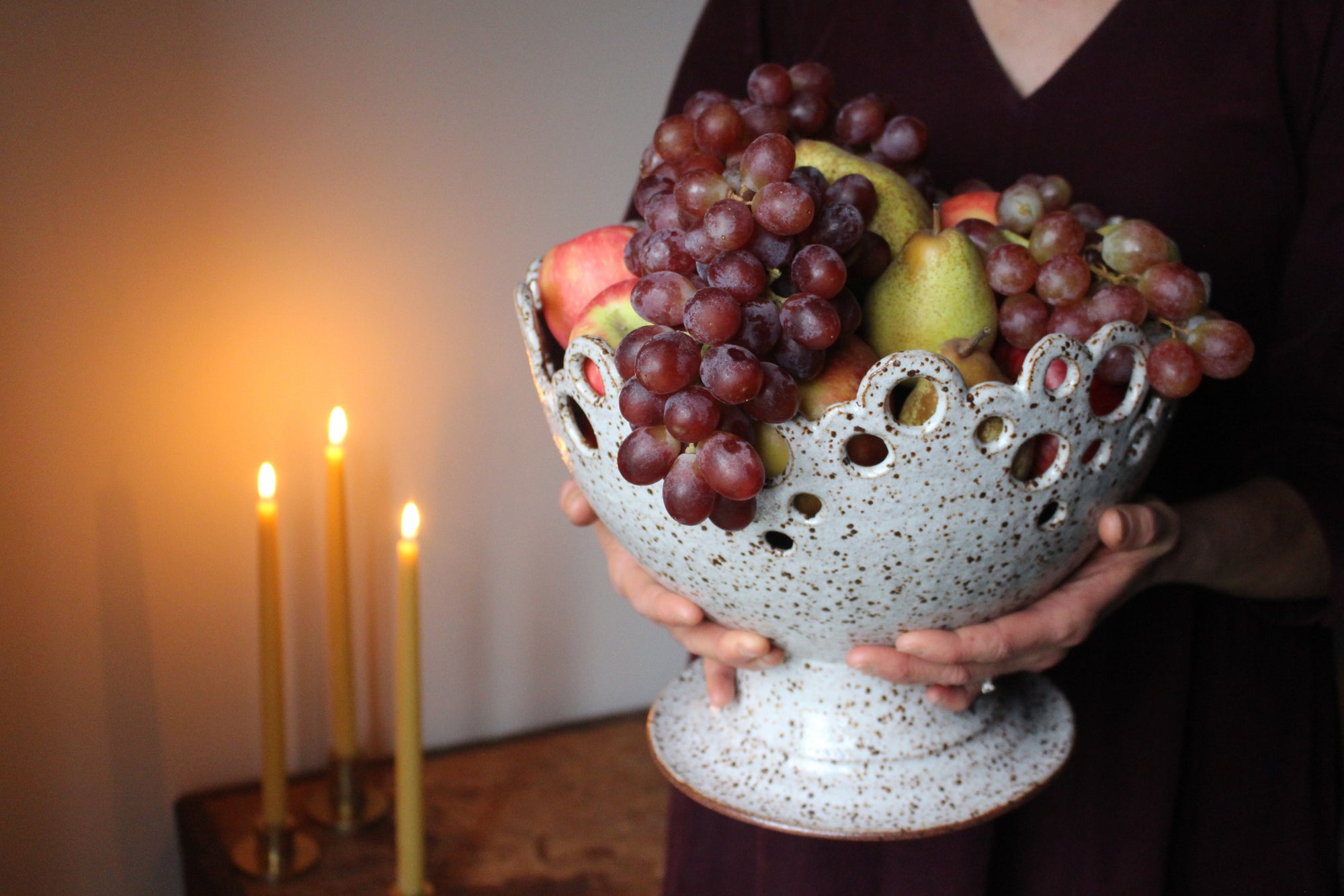 Large Lacework Pedestal Dish in Speckled Cream/White
