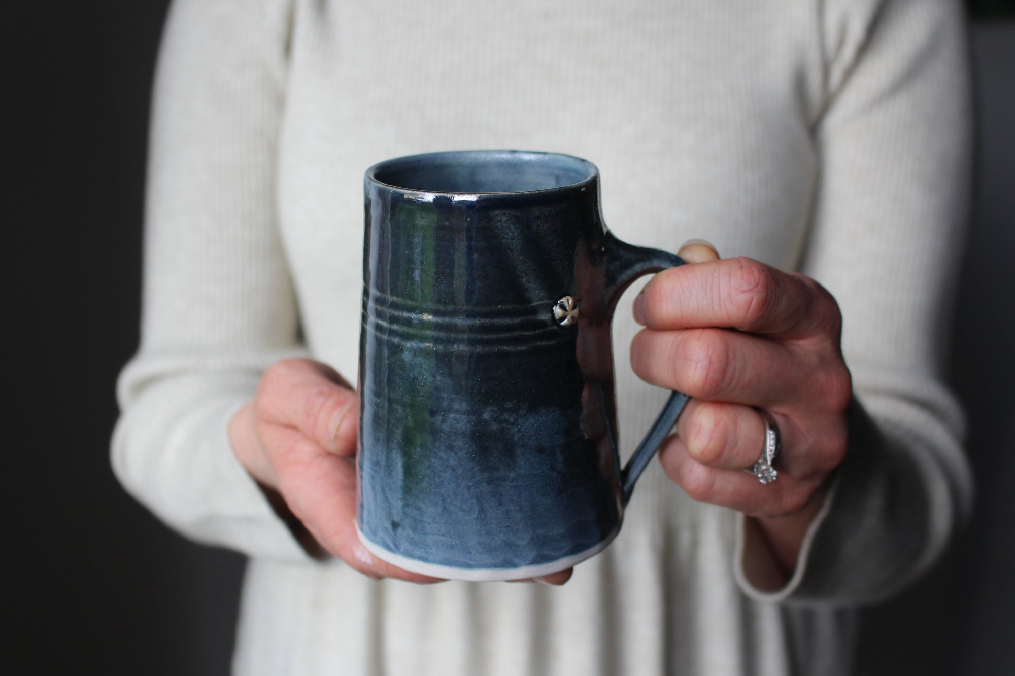 Mug in Metallic Black: Six