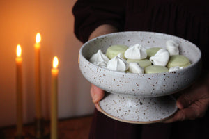 Small Pedestal Dish in Speckled Cream/White