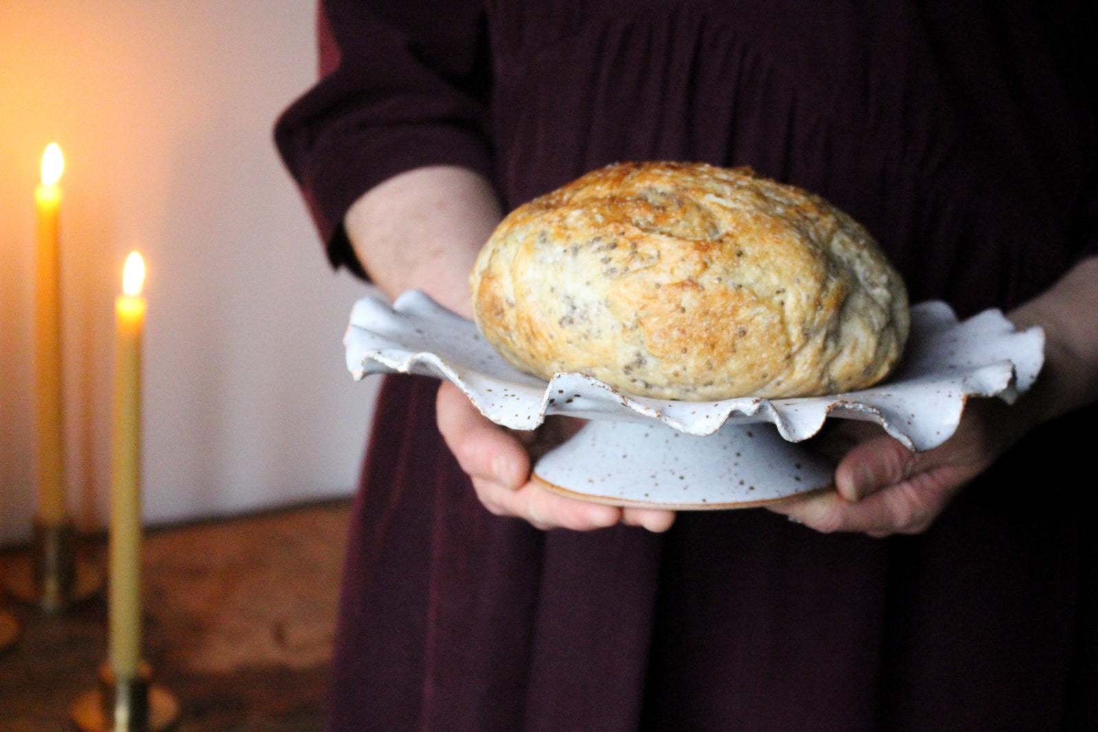 Leafy-Edged Pedestal Dish in Speckled Cream/White