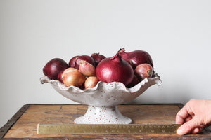 Leafy-Edged Pedestal Dish in Speckled Cream/White