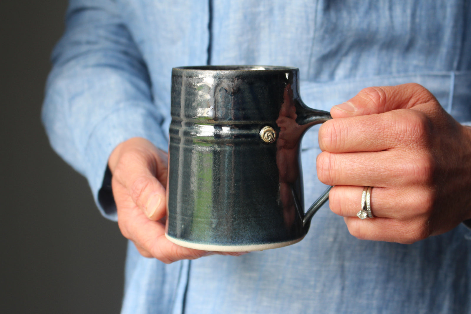 Mug in Metallic Black: Ten