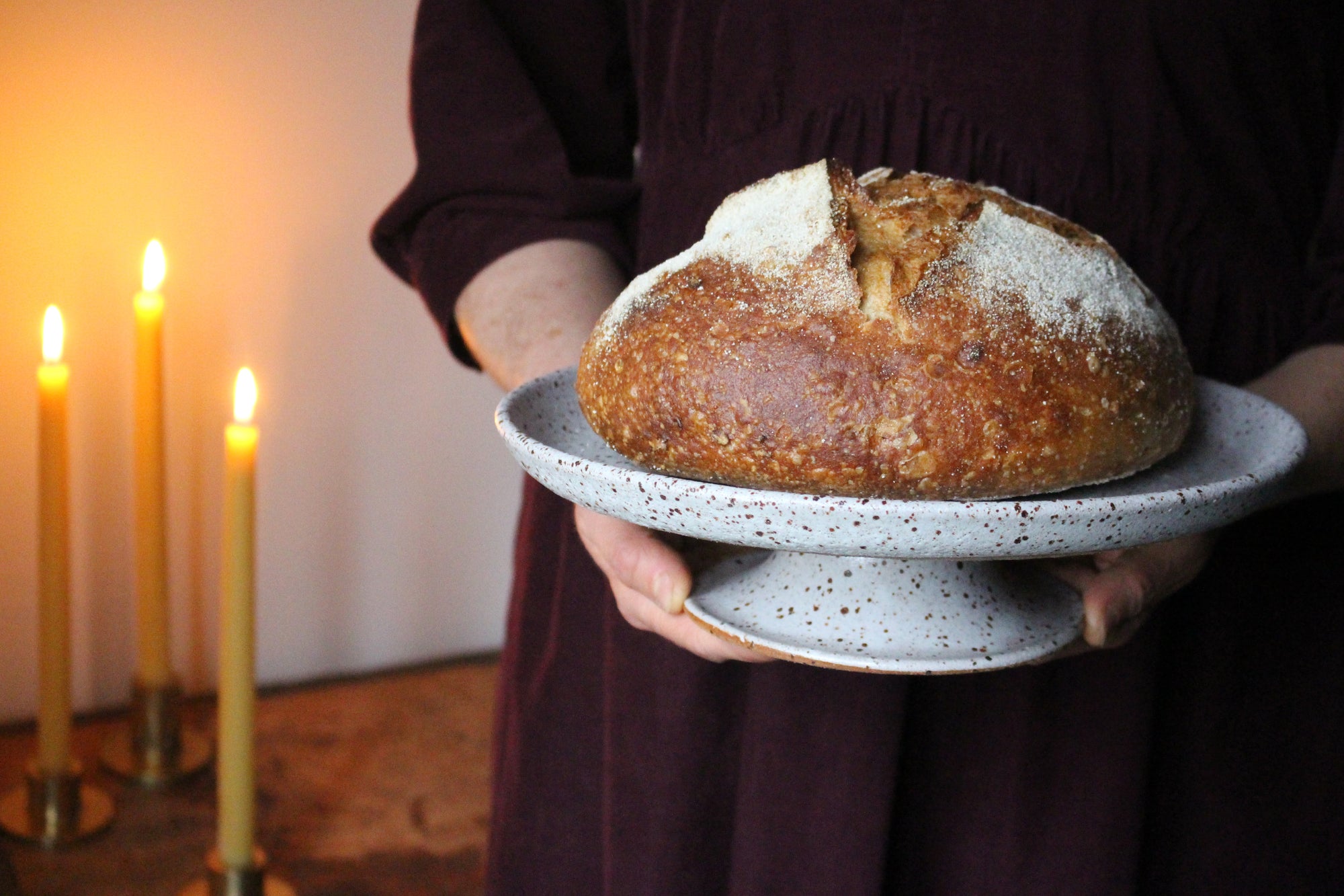 Pedestal Dish in Speckled Cream/White