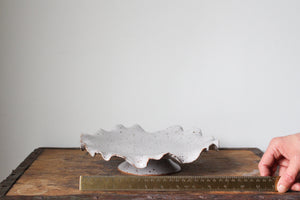 Leafy-Edged Pedestal Dish in Speckled Cream/White