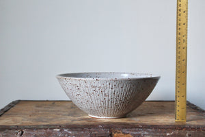 Ribbed Serving Bowl in Speckled Cream/White