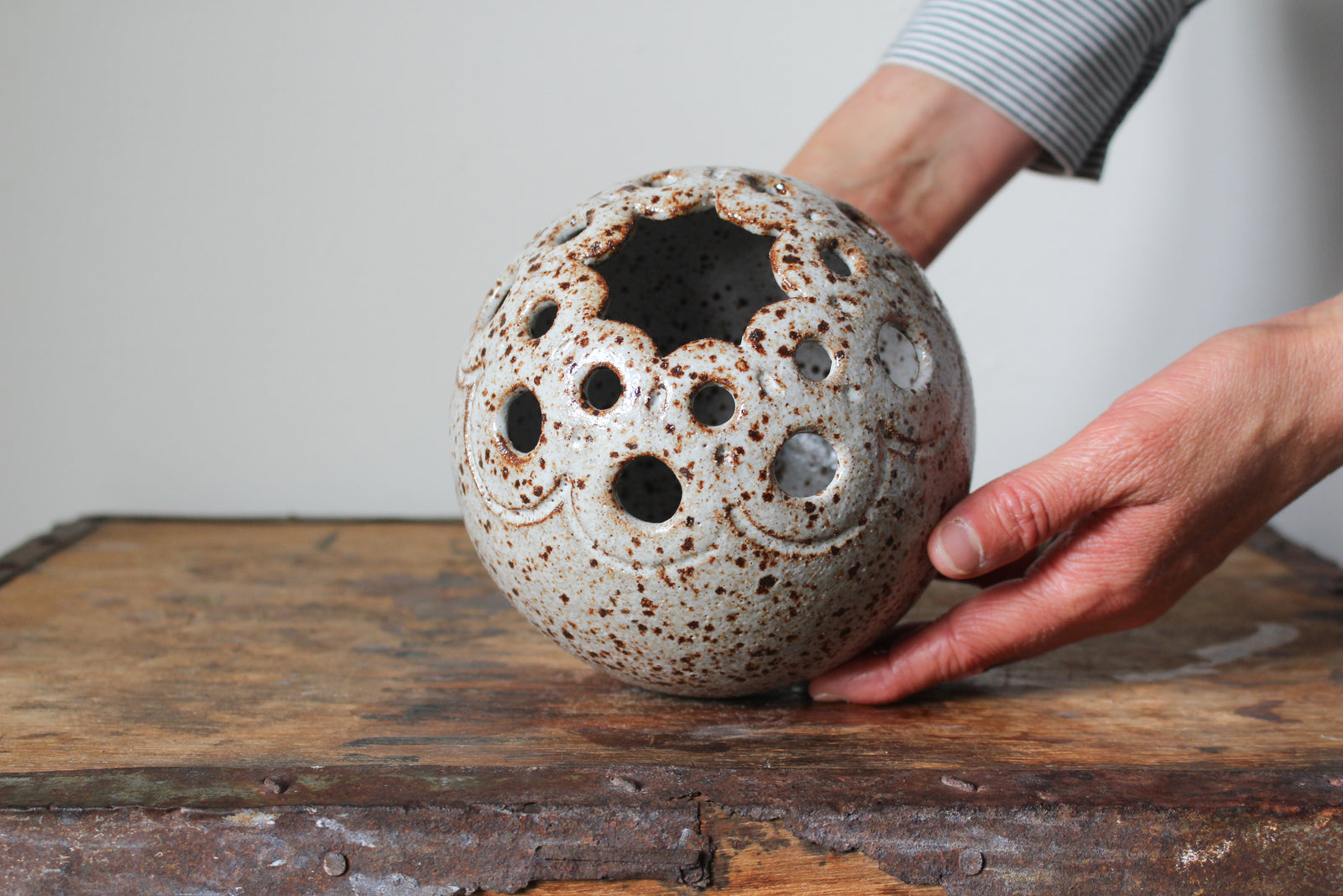 Lacework Vase in Speckled White