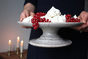 Large Pedestal Centrepiece in Speckled Cream/White