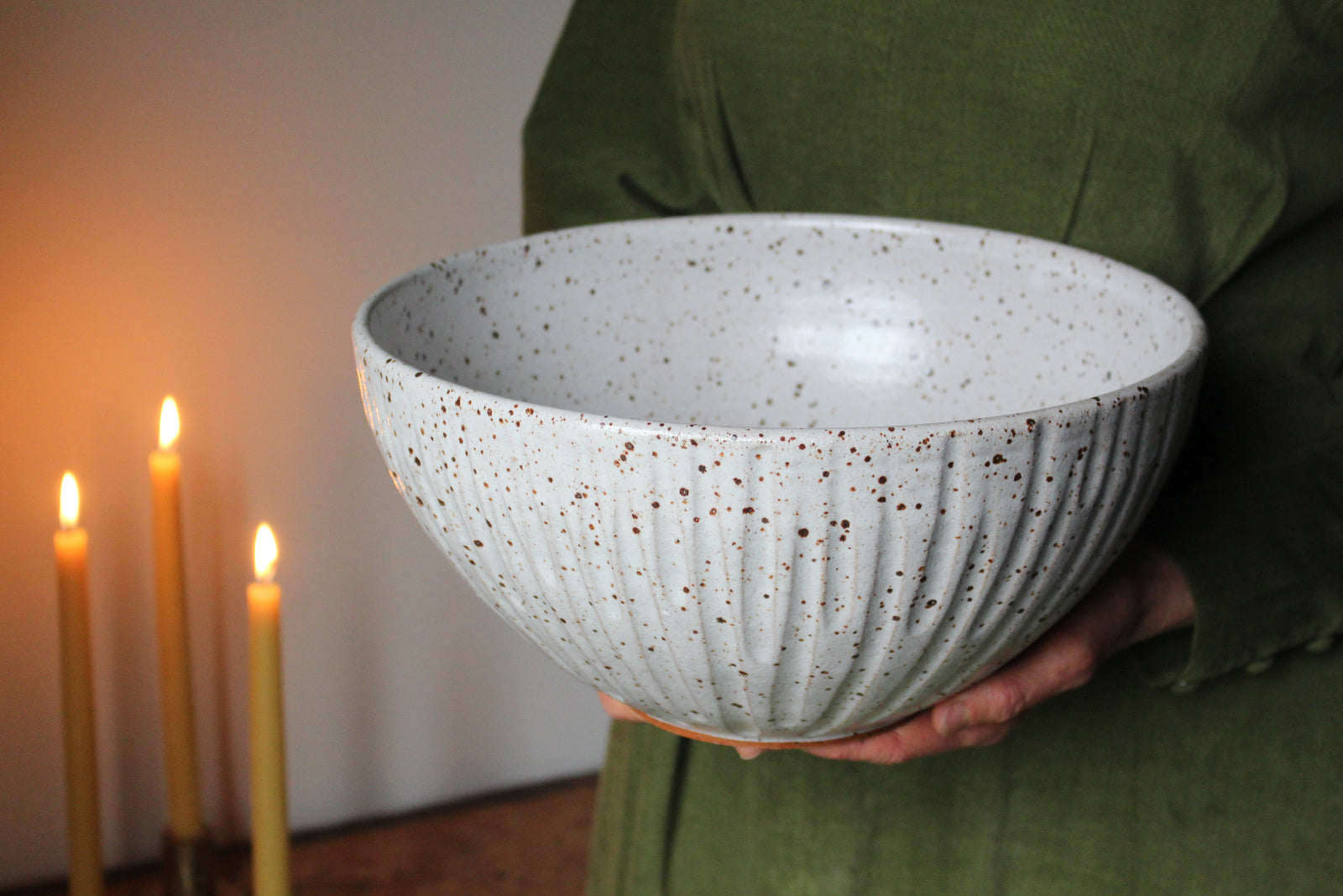 Extra Large Ribbed Serving Bowl in Speckled White