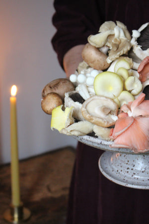 Pedestal Dish in Speckled Cream/White
