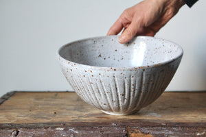 Ribbed Serving Bowl in Speckled Cream/White
