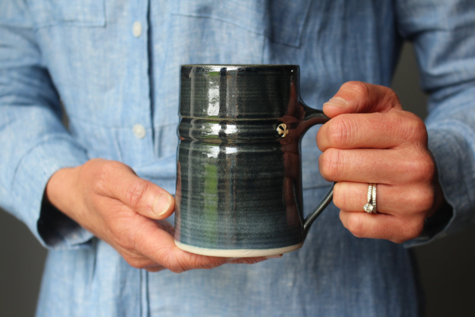 Mug in Metallic Black: Four