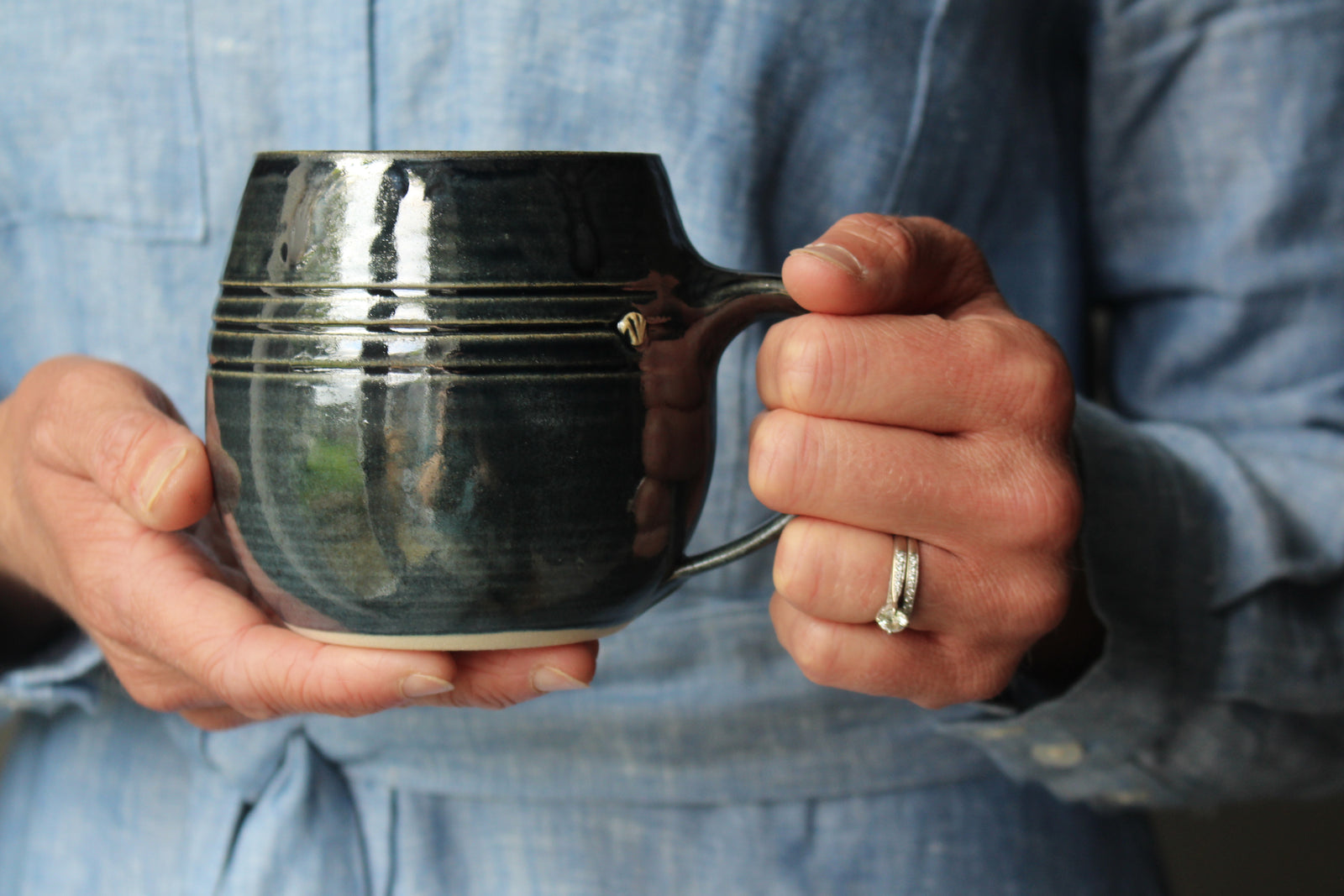 Mug in Metallic Black: Three