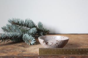 Pouring bowl in Speckled White
