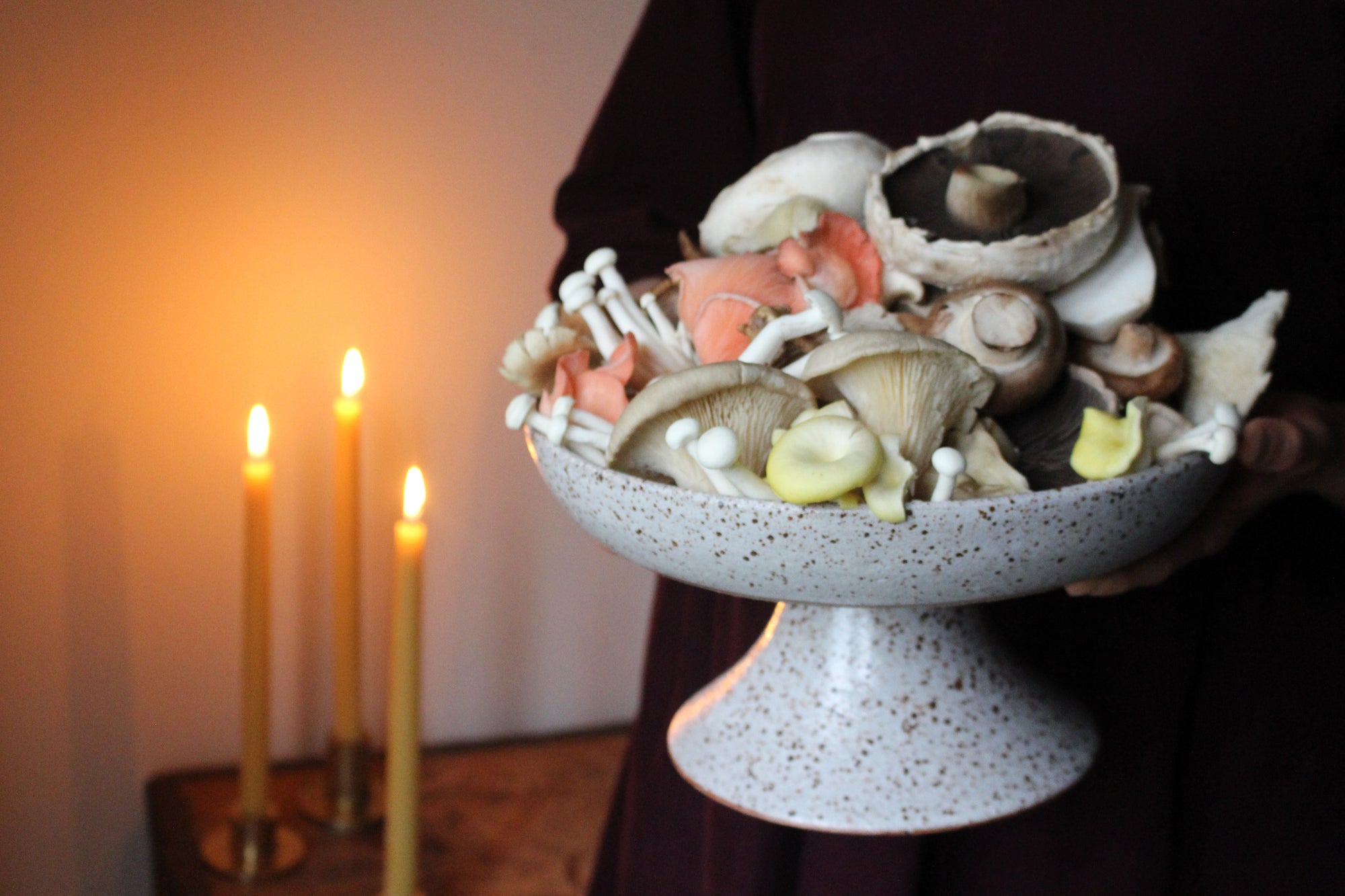 Pedestal Dish in Speckled Cream/White