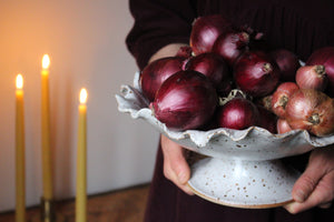 Leafy-Edged Pedestal Dish in Speckled Cream/White