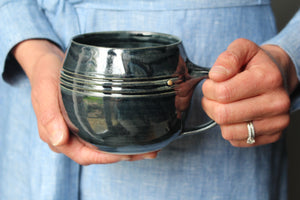 Mug in Metallic Black: Five