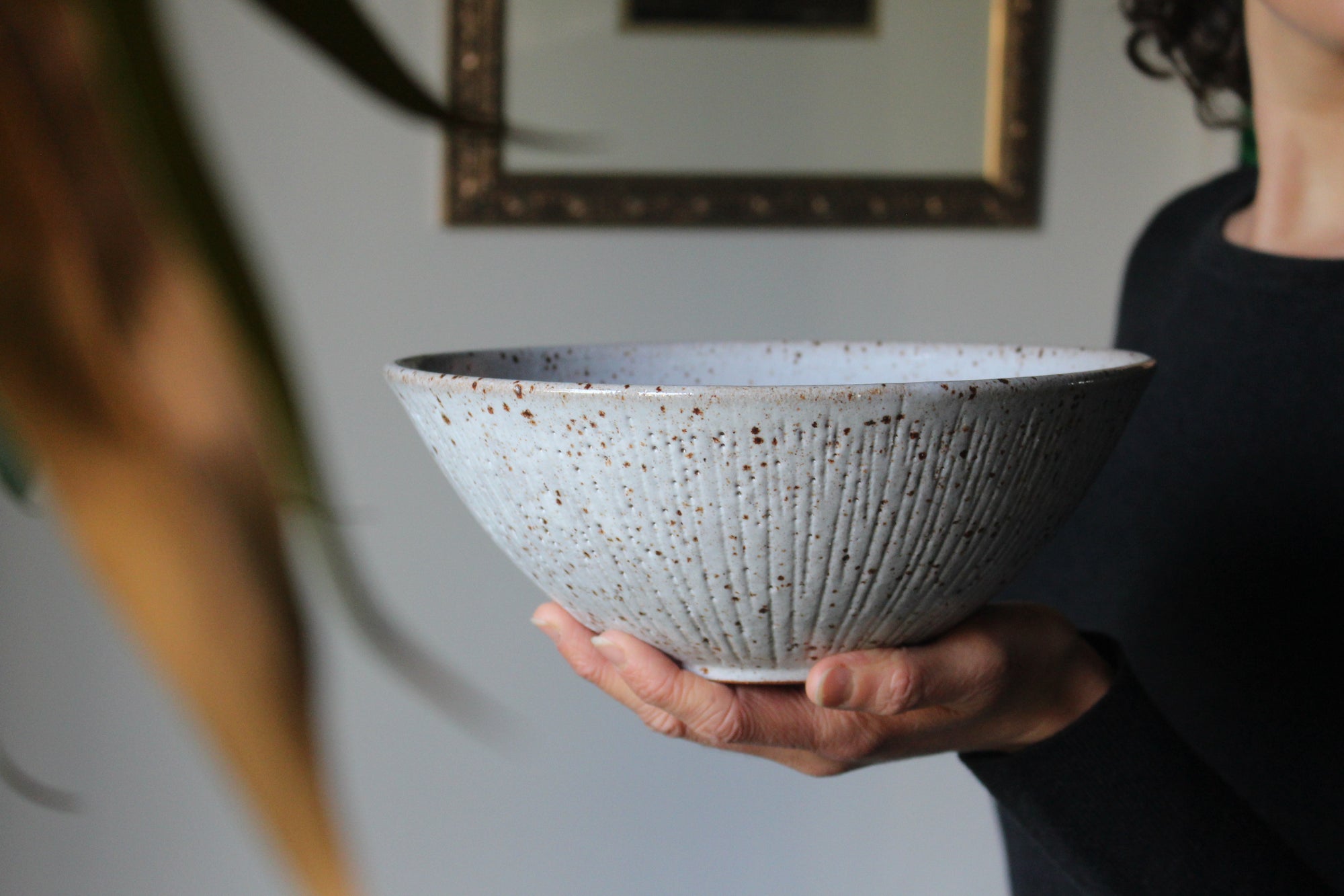 Ribbed Serving Bowl in Speckled Cream/White
