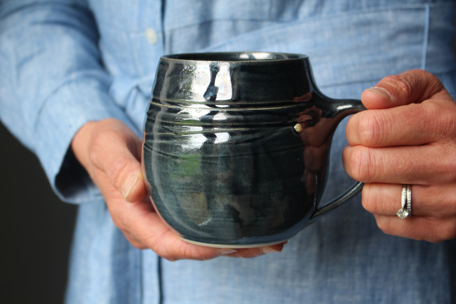Mug in Metallic Black: Nine